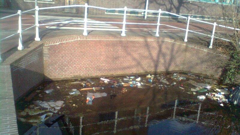 https://academie71.nl/wp-content/uploads/2026/04/Lakenplein_afval_in_gracht_drijfafval-800x450.jpg