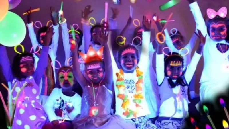 https://academie71.nl/wp-content/uploads/2026/04/kinderfeestje-organiseren-maak-er-een-glow-in-the-800x450.webp